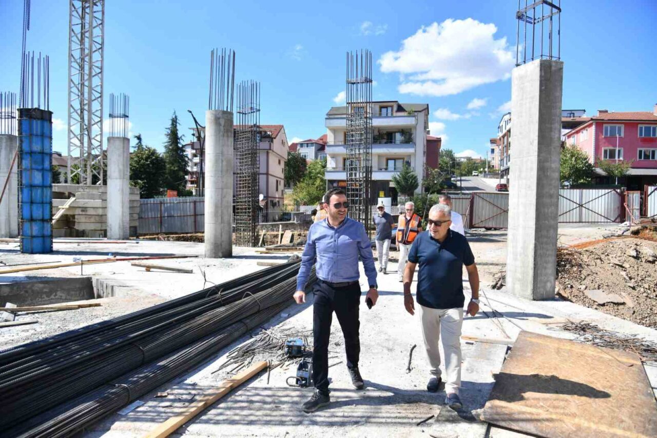 Başiskele Belediye Başkanı Yasin Özlü, ilçede yapımı süren çocuk kütüphanesi,