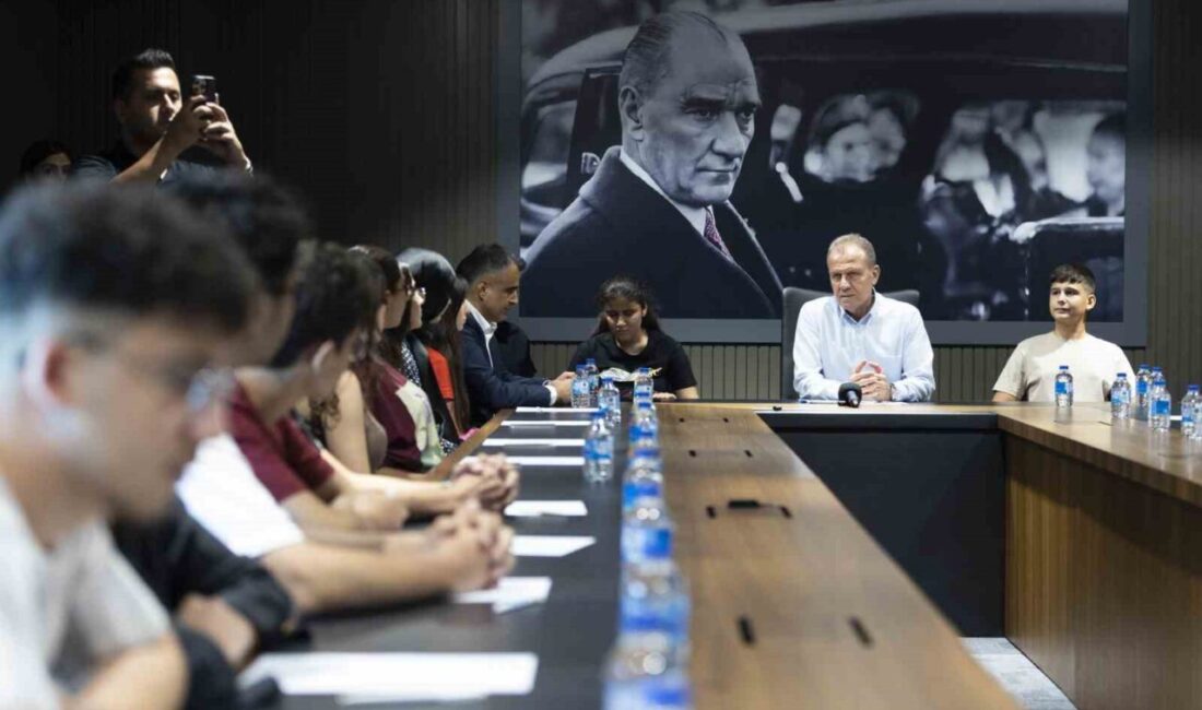 Mersin Büyükşehir Belediyesinin kurs merkezlerinden mezun olan öğrenciler, hayallerindeki okullara