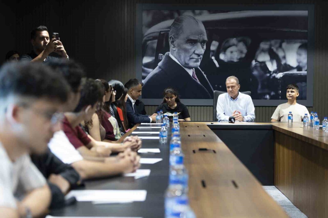 Mersin Büyükşehir Belediyesinin kurs merkezlerinden mezun olan öğrenciler, hayallerindeki okullara