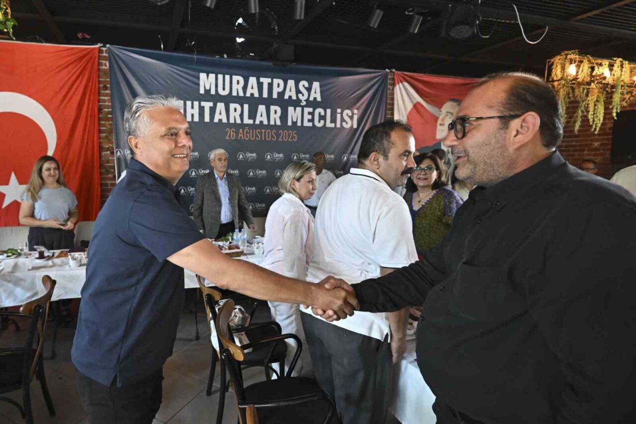 Antalya Muratpaşa Belediye Başkanı Ümit Uysal, muhtarlarla bir araya geldiği