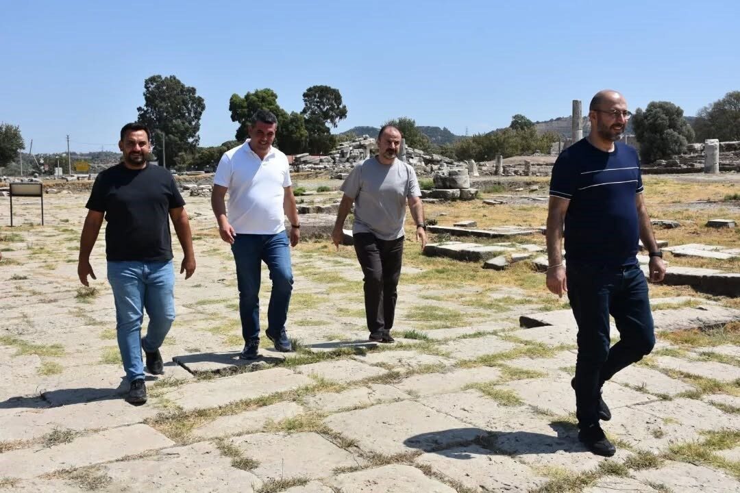 Germencik Belediye Başkanı Burak Zencirci, Magnesia Antik Kenti’ni ziyaret ederek