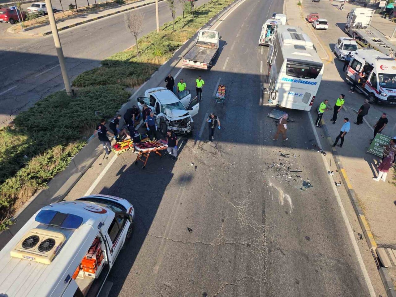 Ankara’nın Elmadağ ilçesinde otomobilin otobüse çarpması sonucu 2 kişi yaralandı.