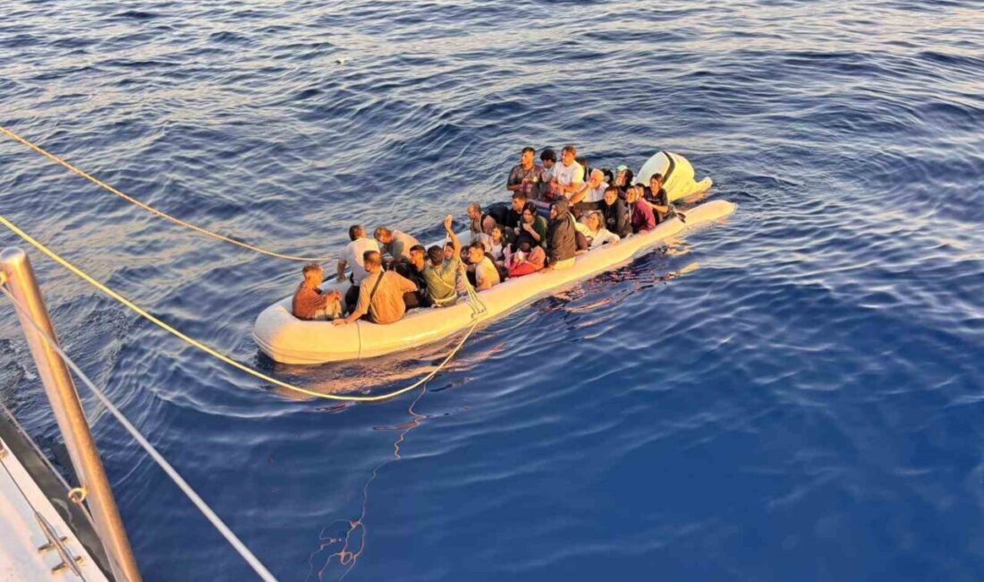 İzmir’in Seferihisar ilçesinde düzensiz göçmenleri taşıyan lastik bot, deniz ortasında