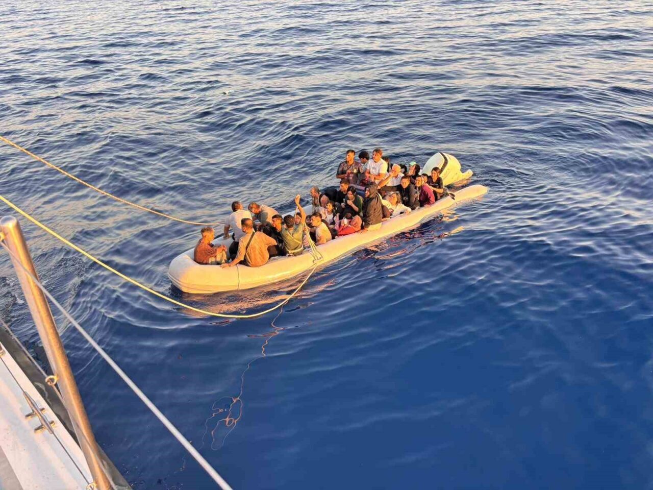 İzmir’in Seferihisar ilçesinde düzensiz göçmenleri taşıyan lastik bot, deniz ortasında