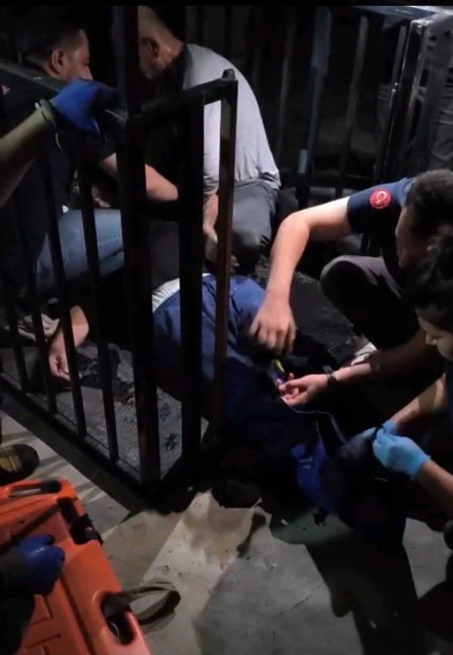 Batman’da iddiaya göre bir binanın dışında bulunan engelli asansörünün halatının