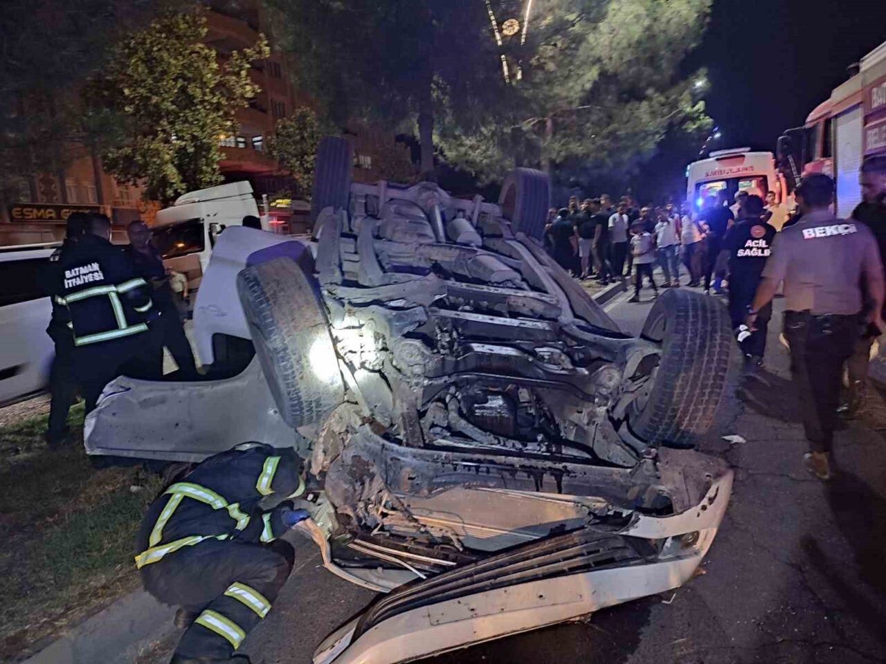 Batman’da hafif ticari aracın devrildiği kazada 2 kişi yaralandı. Edinilen