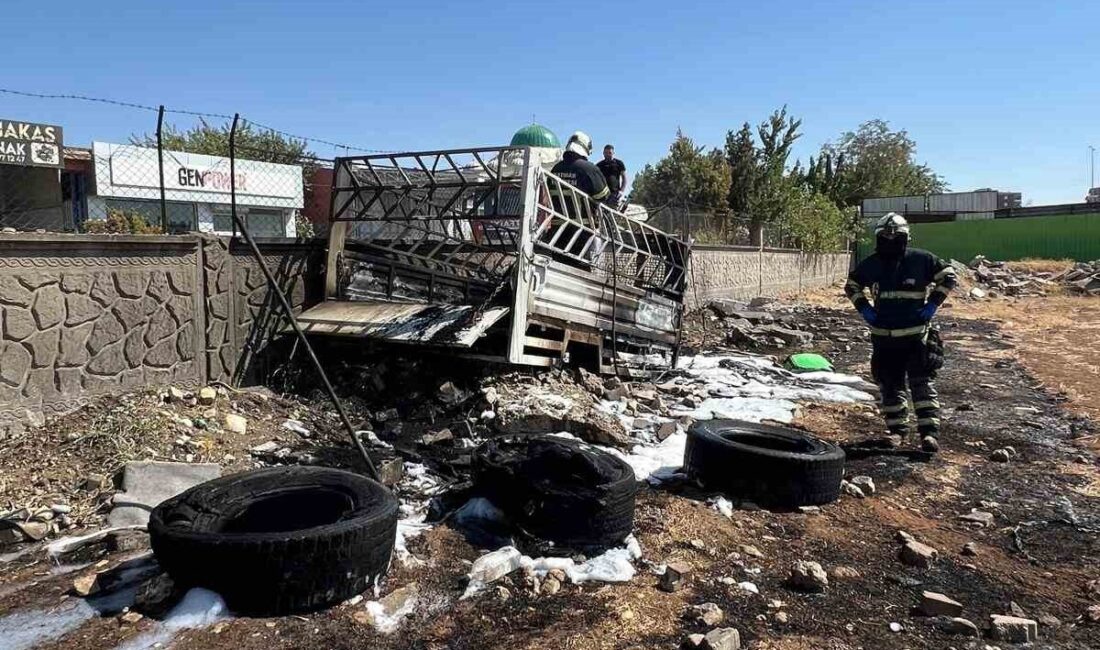 Batman’ın Bayındır Mahallesi’nde park halindeki bir kamyonet römorkunda çıkan yangın