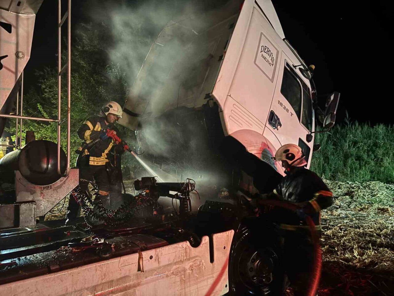 Batman’da park halindeki tır, motor kısmında çıkan yangın sonucu kullanılamaz