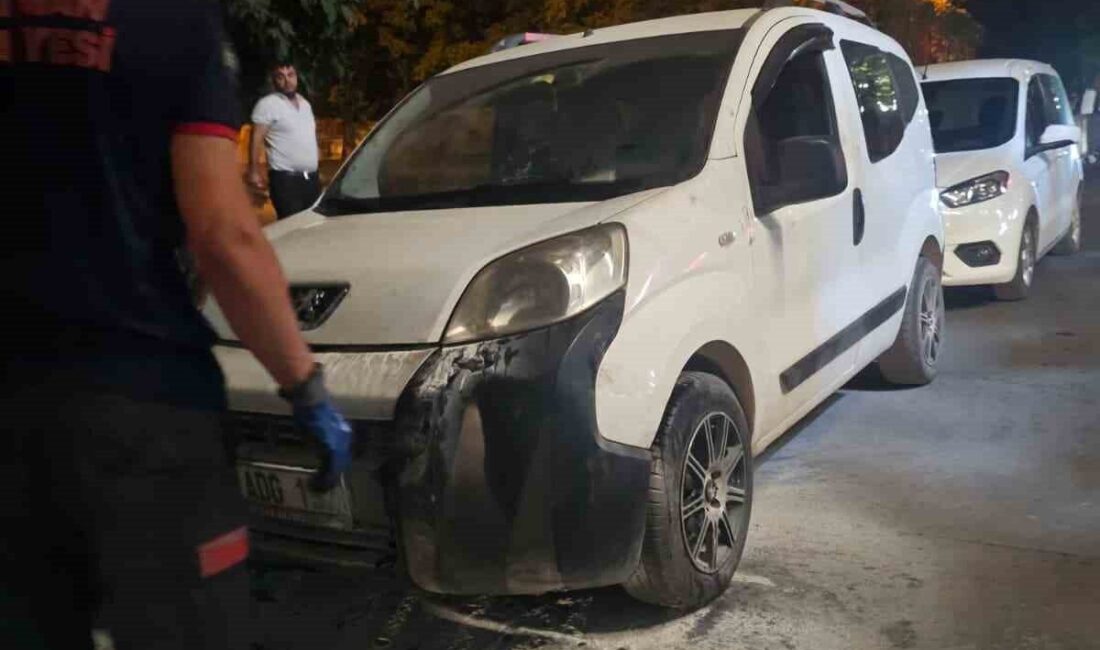 Batman kent merkezinde seyir halindeki otomobilin yandığını gören vatandaşlar anında