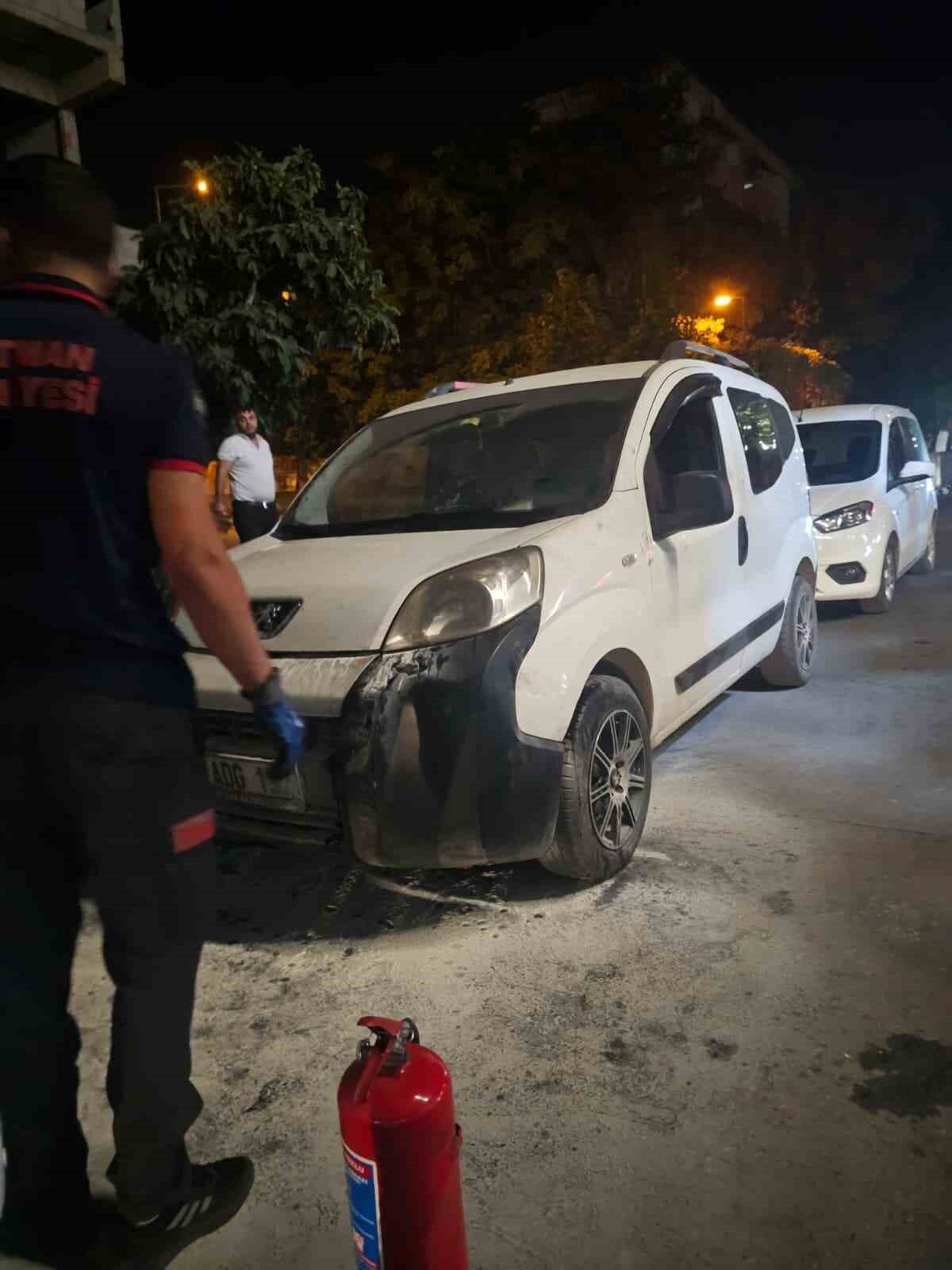Batman kent merkezinde seyir halindeki otomobilin yandığını gören vatandaşlar anında