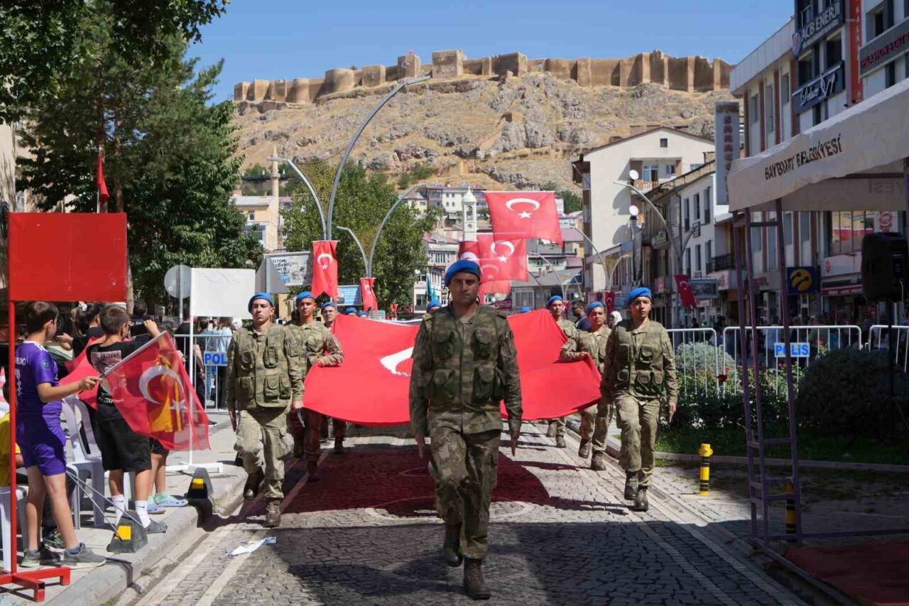 Bayburt’ta 30 Ağustos Zafer Bayramı, düzenlenen törenlerle coşkuyla kutlandı. Törenler,