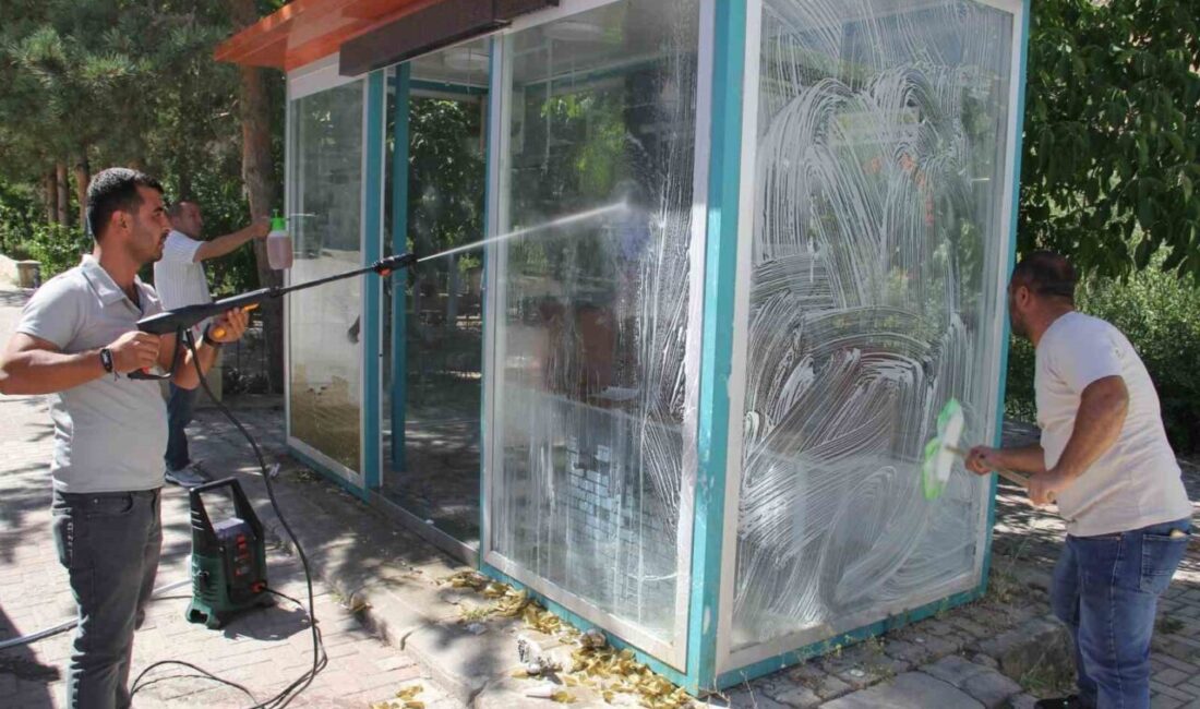 Bayburt Belediyesince şehir genelinde bulunan dolmuş duraklarında kapsamlı bir temizlik