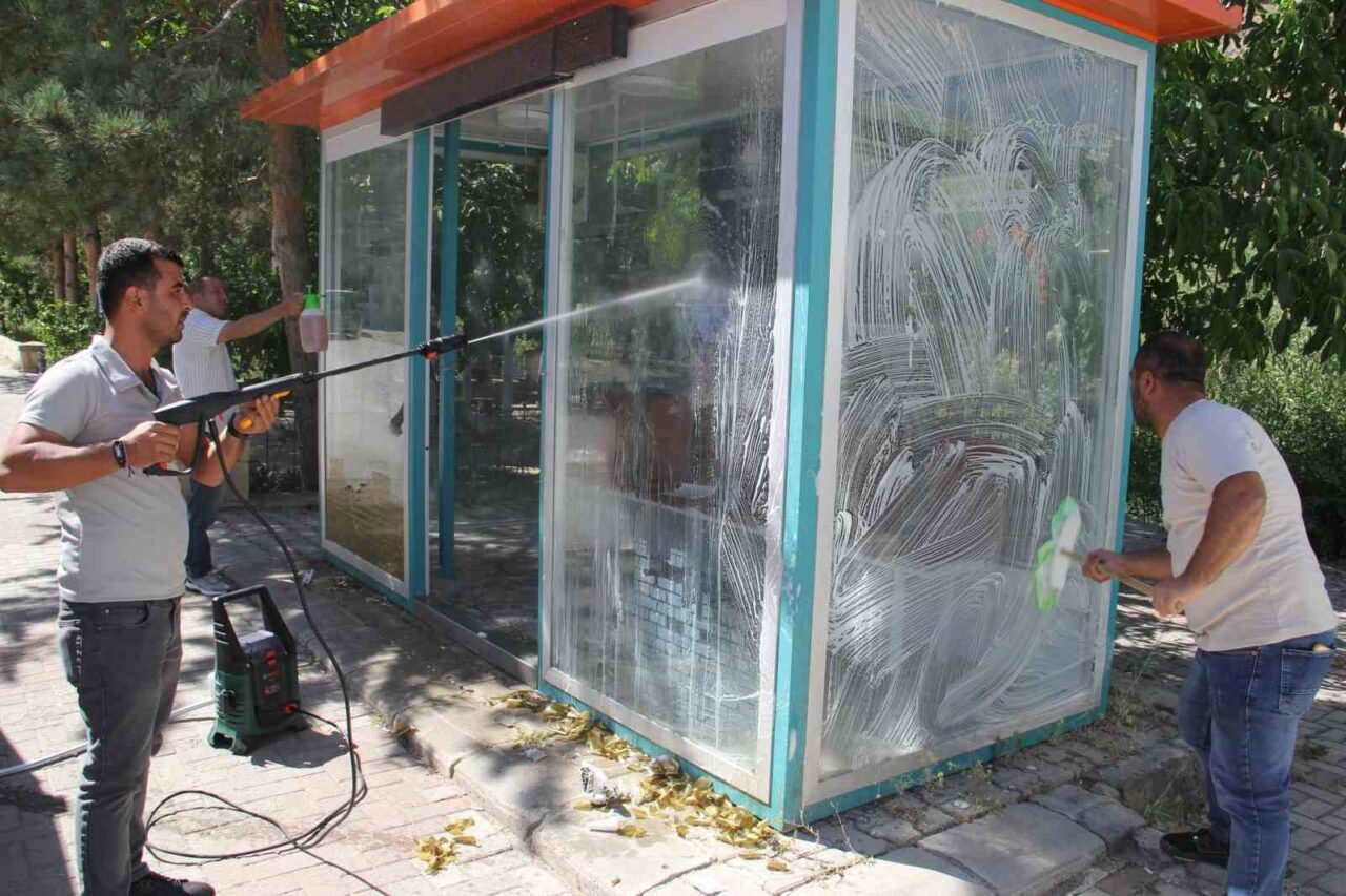 Bayburt Belediyesince şehir genelinde bulunan dolmuş duraklarında kapsamlı bir temizlik