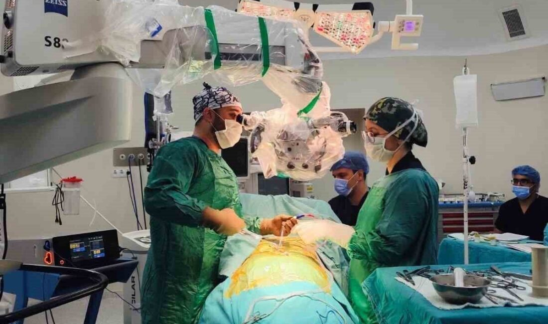 Boyun omurlarındaki daralma nedeniyle omurilik sıkışması yaşayan bir hasta, Bayburt