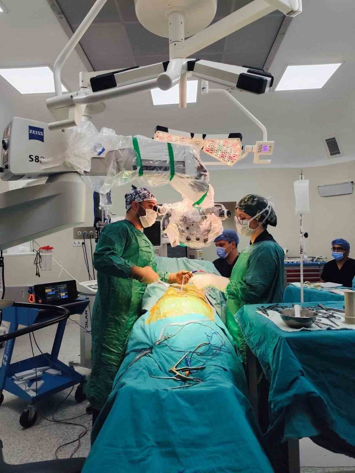 Boyun omurlarındaki daralma nedeniyle omurilik sıkışması yaşayan bir hasta, Bayburt