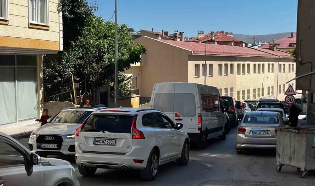 Yaz sezonuyla birlikte nüfusu artan Bayburt’ta, trafik sorunu giderek büyüyor.