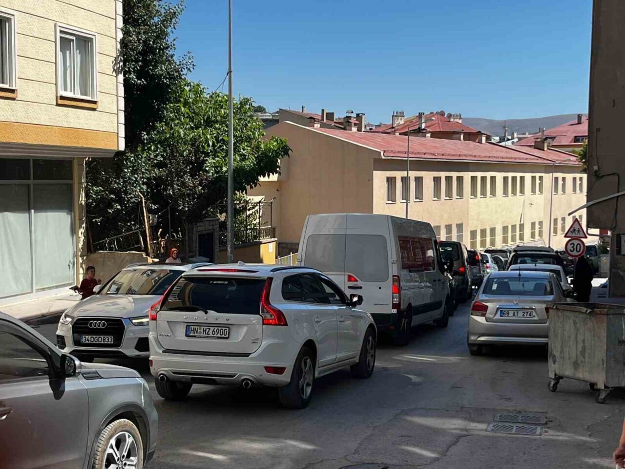 Yaz sezonuyla birlikte nüfusu artan Bayburt’ta, trafik sorunu giderek büyüyor.