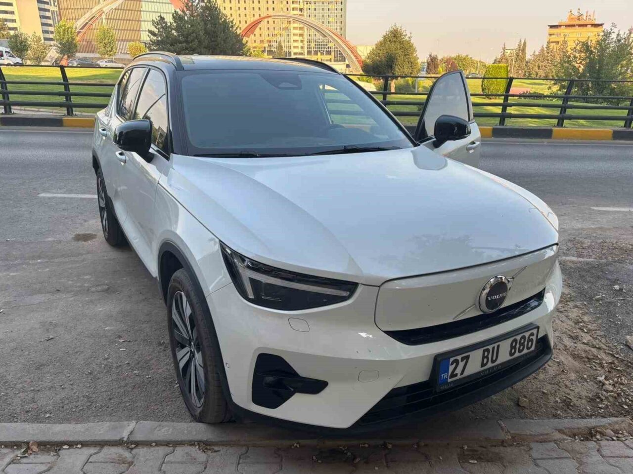 Gaziantep’te bir vatandaşın bayiden sıfır aldığı Volvo marka elektrikli lüks