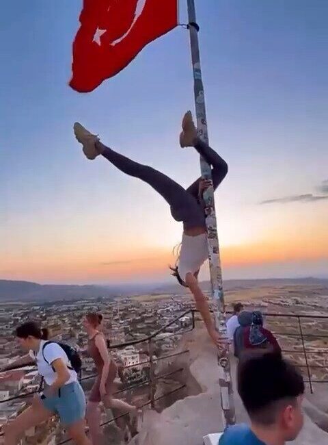 Kapadokya’da yabancı uyruklu bir turistin Türk bayrağı direğinde yaptığı uygunsuz