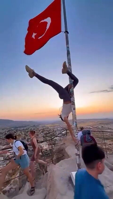 Kapadokya’da yabancı uyruklu bir turistin Türk bayrağı direğinde yaptığı uygunsuz