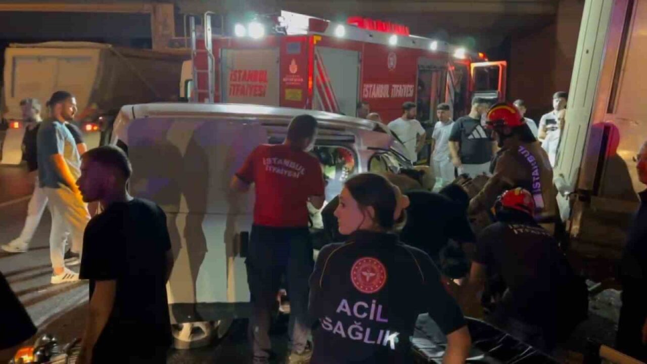 İstanbul Bayrampaşa’da sürücüsünün alkollü olduğu öğrenilen hafif ticari araç, park