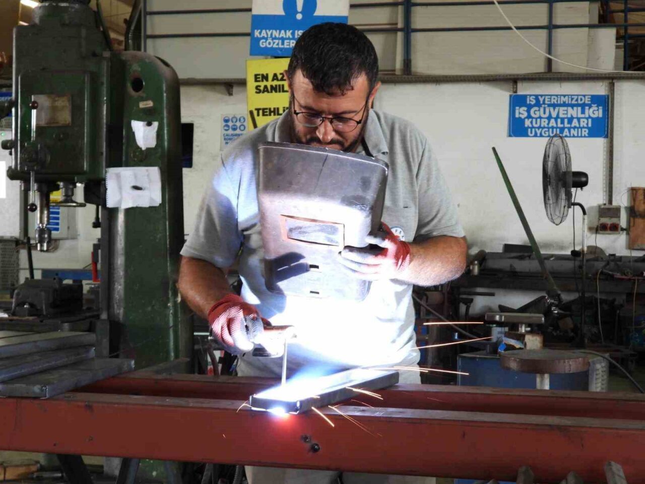 Kepez Belediyesi, ilçenin ihtiyaçlarını kendi bünyesinde oluşturduğu atölyelerle karşılıyor. Bu