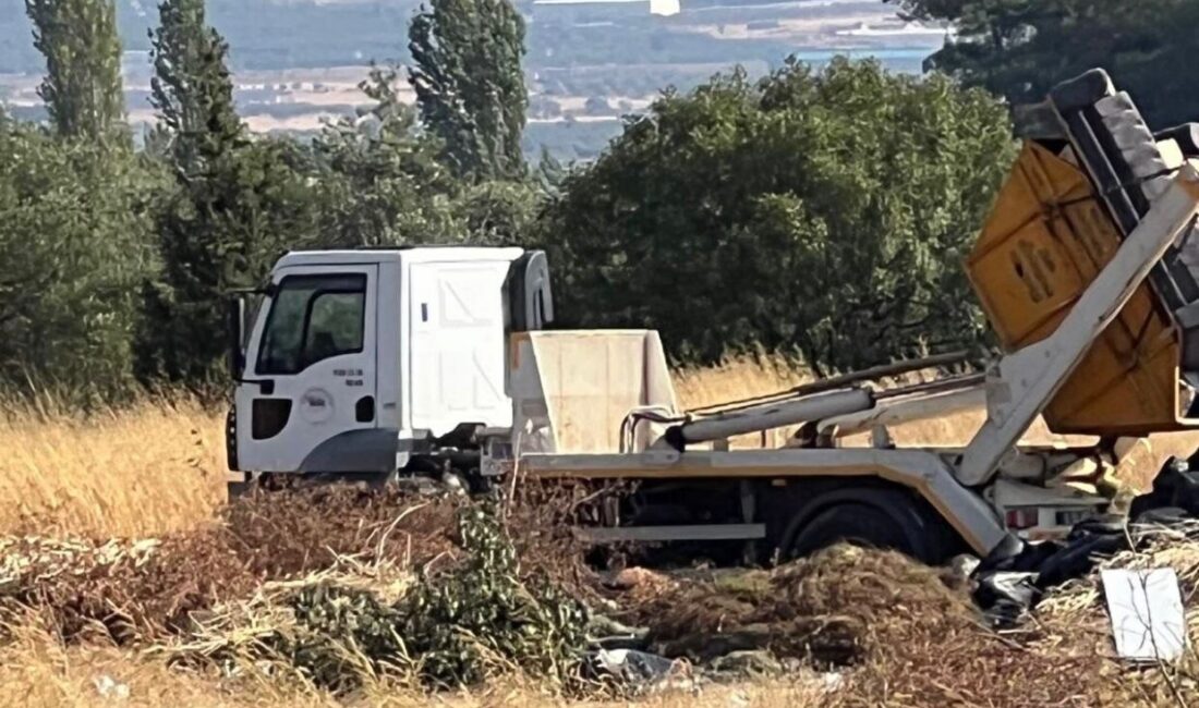 İzmir’in Kemalpaşa ilçesinde belediyeye ait resmi çöp aracı boş bir