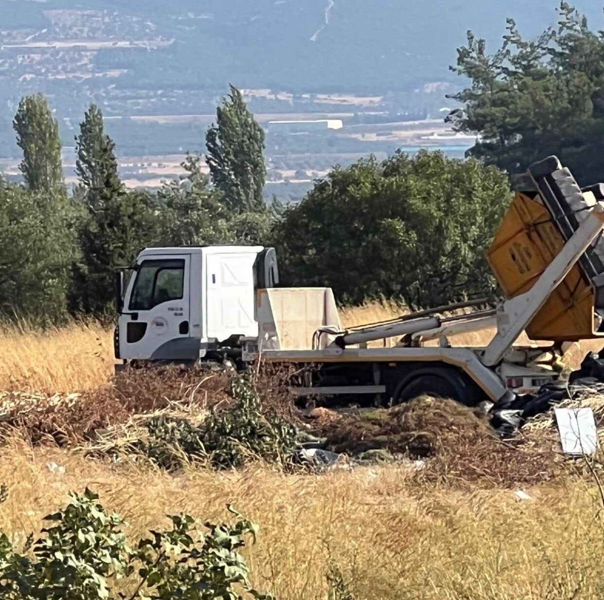 İzmir’in Kemalpaşa ilçesinde belediyeye ait resmi çöp aracı boş bir