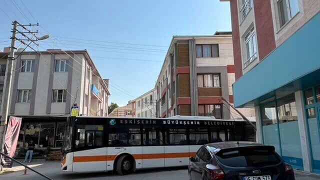 Eskişehir’de belediye otobüsü kablosuna takıldığı direği devirirken, kazada yaralanan olmadı.