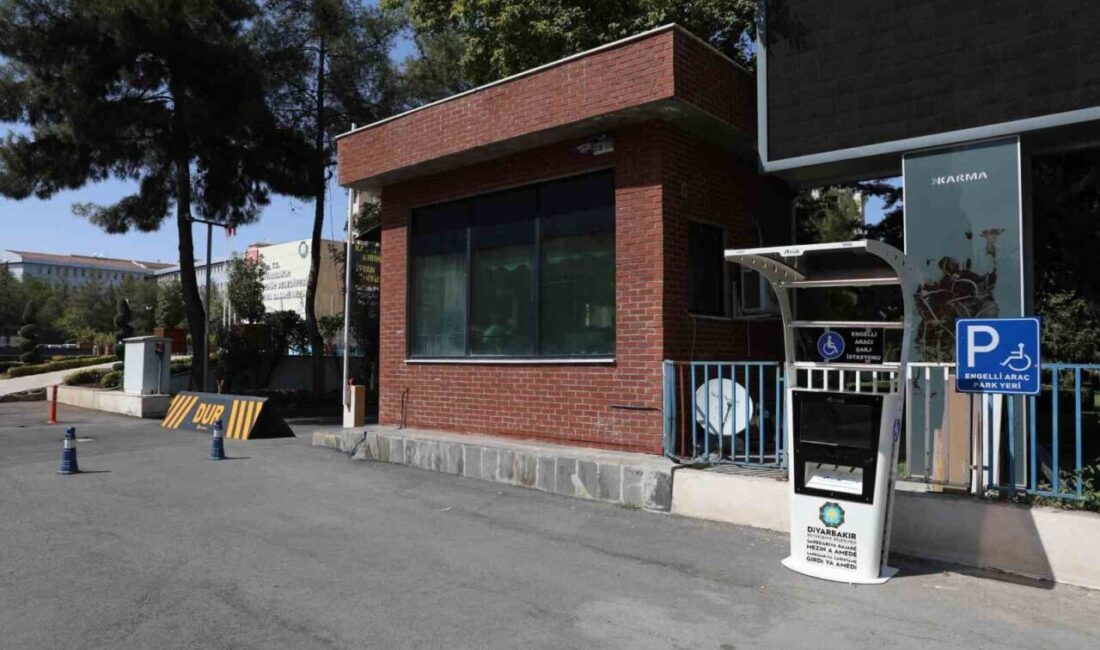 Diyarbakır Büyükşehir Belediyesi, kentin farklı noktalarına iki yeni akülü araç