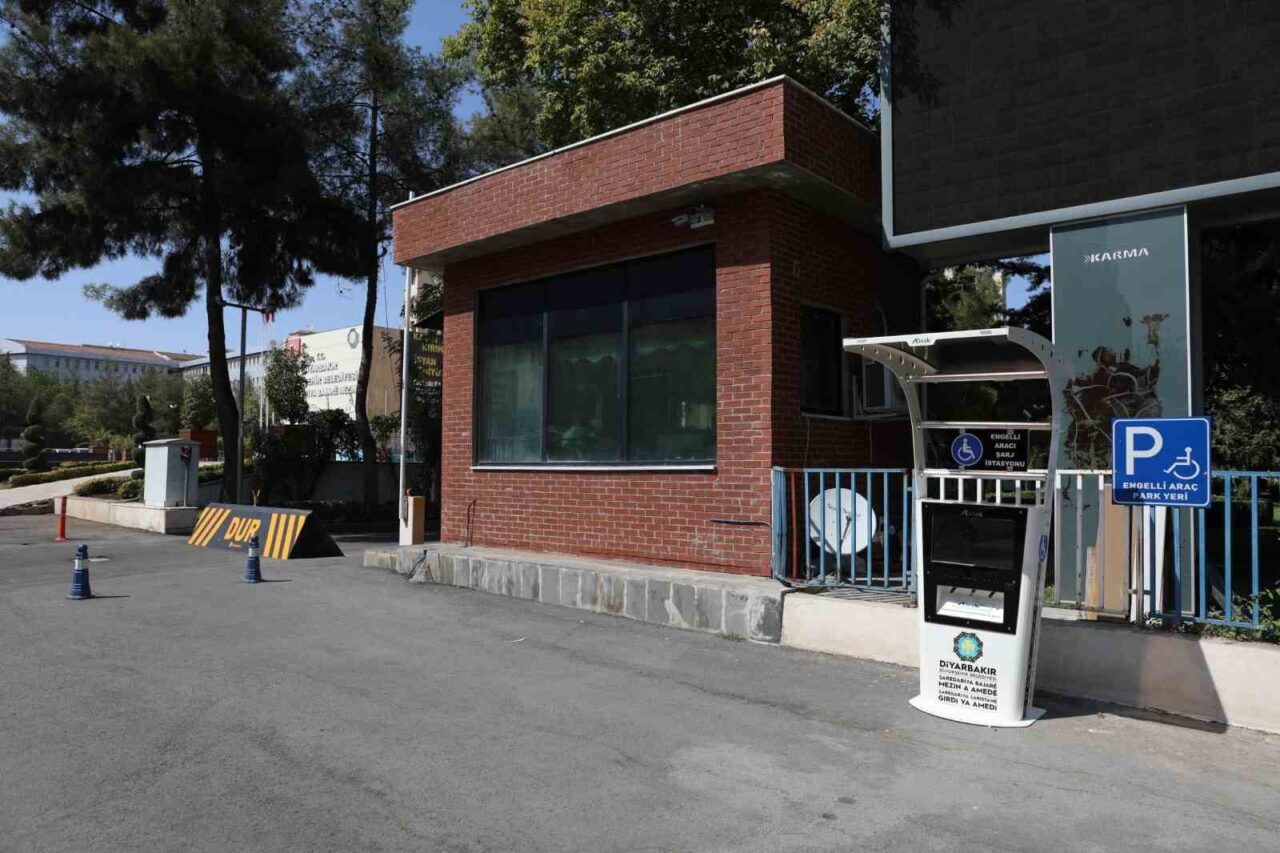 Diyarbakır Büyükşehir Belediyesi, kentin farklı noktalarına iki yeni akülü araç