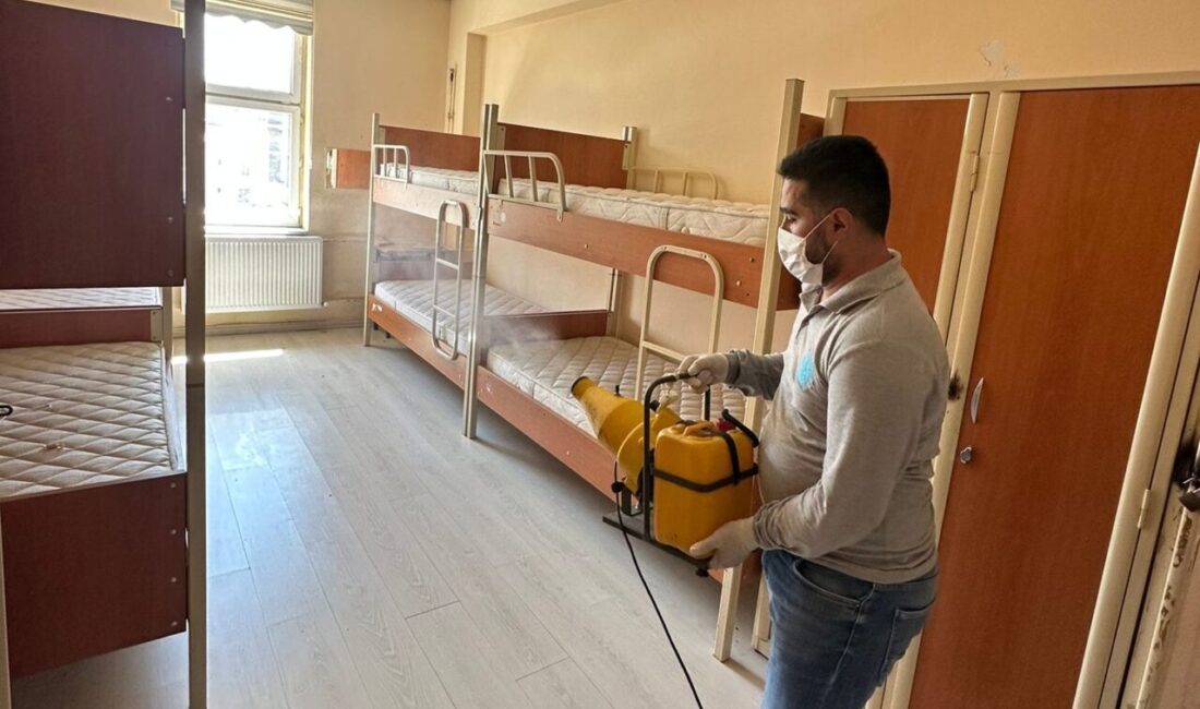 Hakkari Belediyesi, 2025-2026 eğitim-öğretim yılı öncesinde okullarda ilaçlama ve dezenfeksiyon