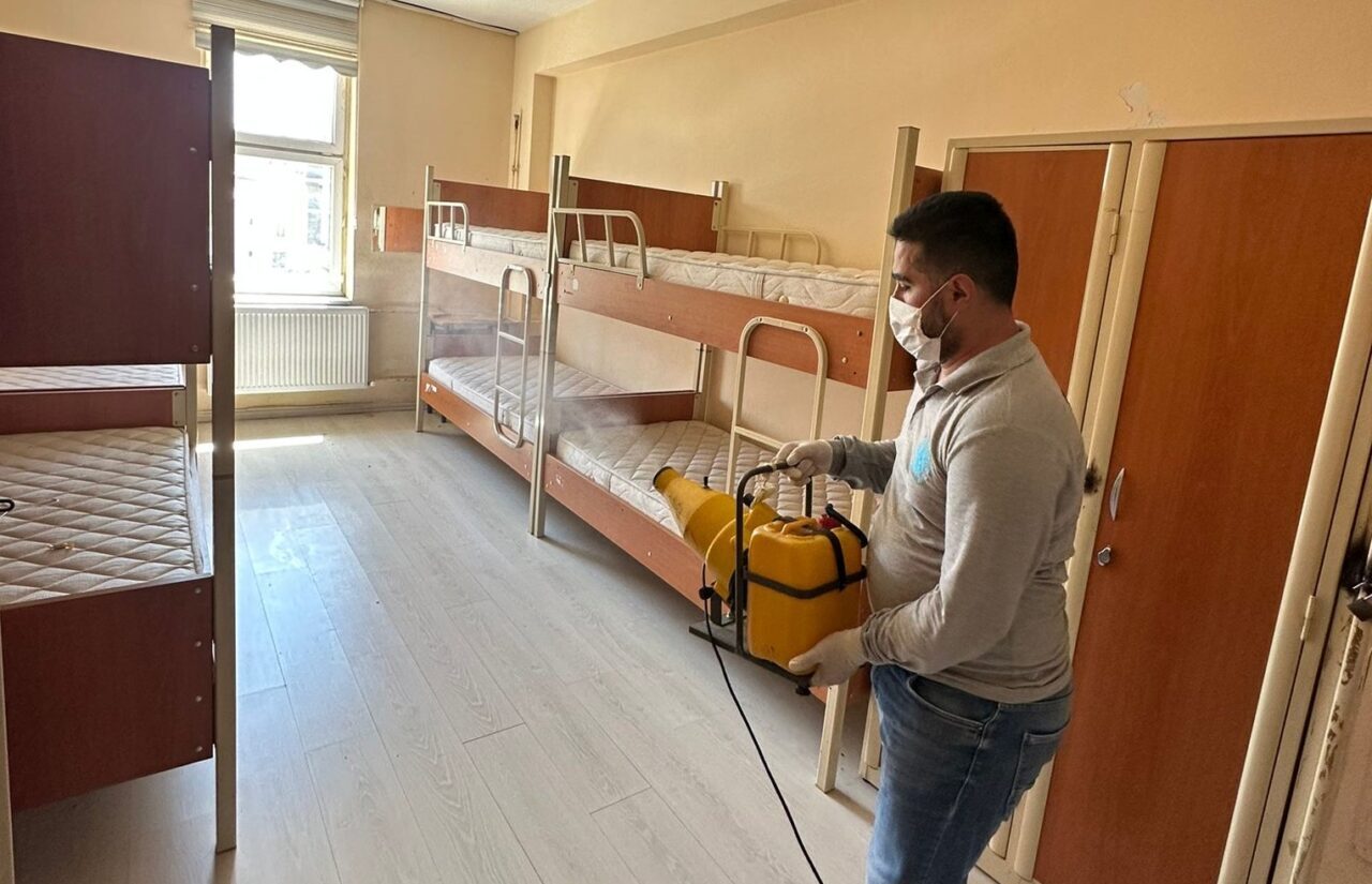 Hakkari Belediyesi, 2025-2026 eğitim-öğretim yılı öncesinde okullarda ilaçlama ve dezenfeksiyon