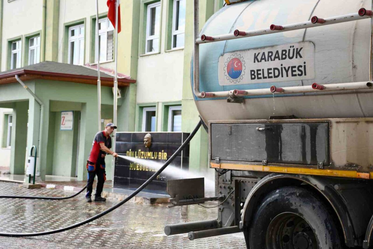 Karabük Belediyesi Temizlik İşleri Müdürlüğü ekipleri, yeni eğitim-öğretim yılı öncesinde