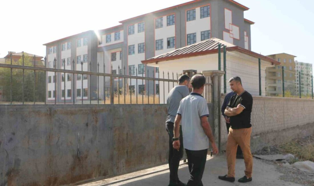 Diyarbakır’ın merkez Yenişehir ilçesinde 2 yıldır yapımı tamamlanan ilkokul, DEM’li