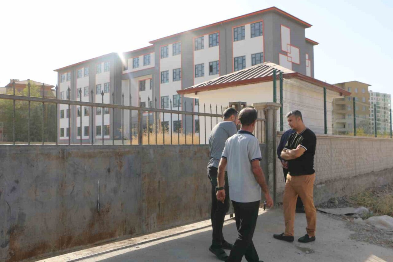 Diyarbakır’ın merkez Yenişehir ilçesinde 2 yıldır yapımı tamamlanan ilkokul, DEM’li