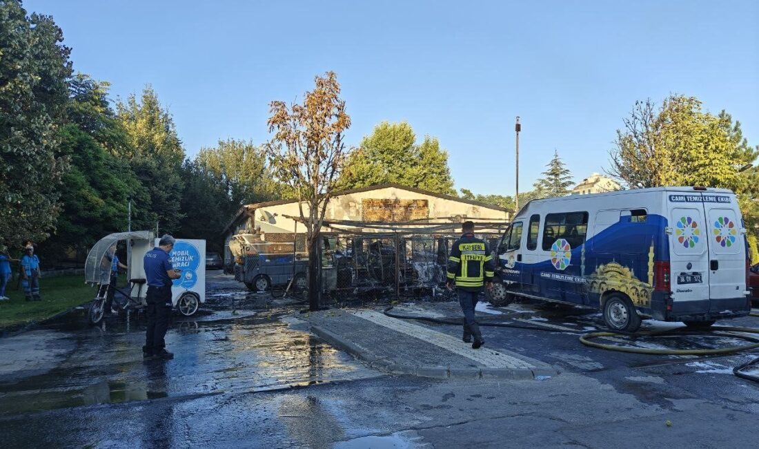 Kayseri’nin Kocasinan ilçesinde meydana gelen yangında belediyenin temizlik araçları küle