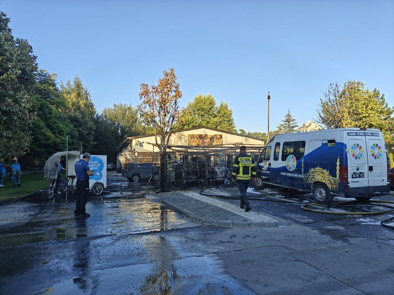 Kayseri’nin Kocasinan ilçesinde meydana gelen yangında belediyenin temizlik araçları küle
