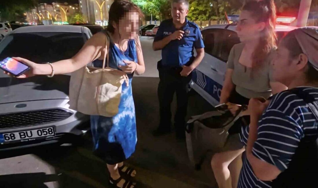 Aksaray’da yüzme havuzunda yüzmeye gelen kadın ile havuzda görevli kadın