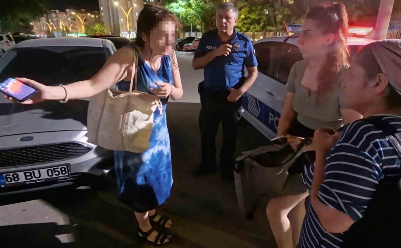 Aksaray’da yüzme havuzunda yüzmeye gelen kadın ile havuzda görevli kadın