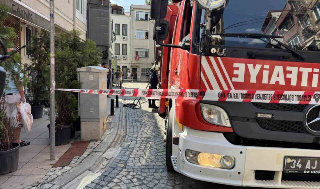 İstanbul Beşiktaş’ta 3 katlı binanın en üst katında çıkan yangın