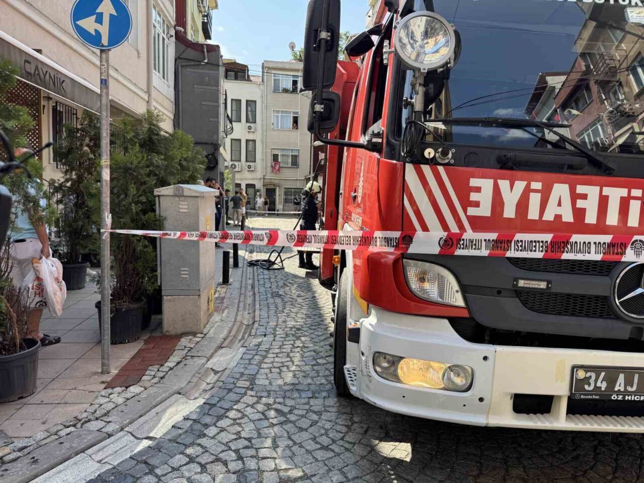 İstanbul Beşiktaş’ta 3 katlı binanın en üst katında çıkan yangın