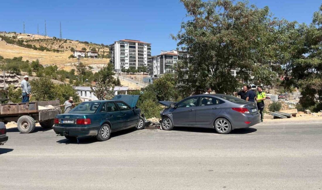 Adıyaman’ın Besni ilçesinde 2 otomobilin kafa kafaya çarpışması sonucu 2