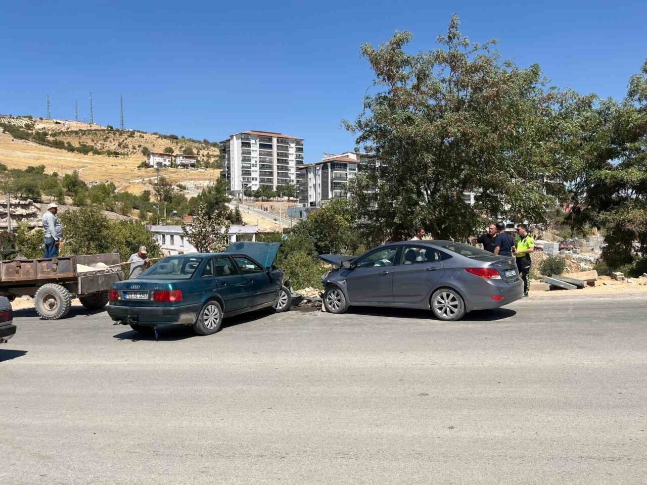 Adıyaman’ın Besni ilçesinde 2 otomobilin kafa kafaya çarpışması sonucu 2