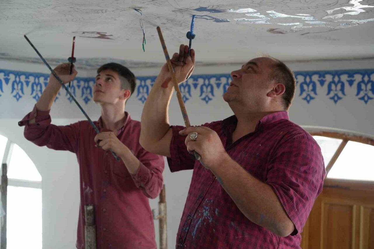 Bayburt’taki Velişaban Camii’nin duvarları, Türk-İslam sanatının geleneksel nakış motifleriyle süsleniyor.