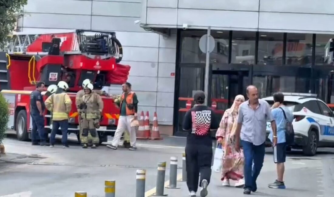 İstanbul Beylikdüzü’nde bulunan bir AVM’de yangın çıktı. Alevler kısa sürede