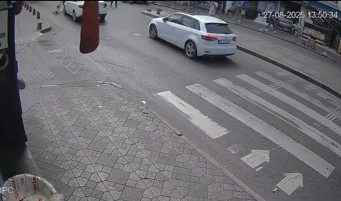 İstanbul Beyoğlu’nda karşıdan karşıya geçmek isteyen dede ve torununa otomobil