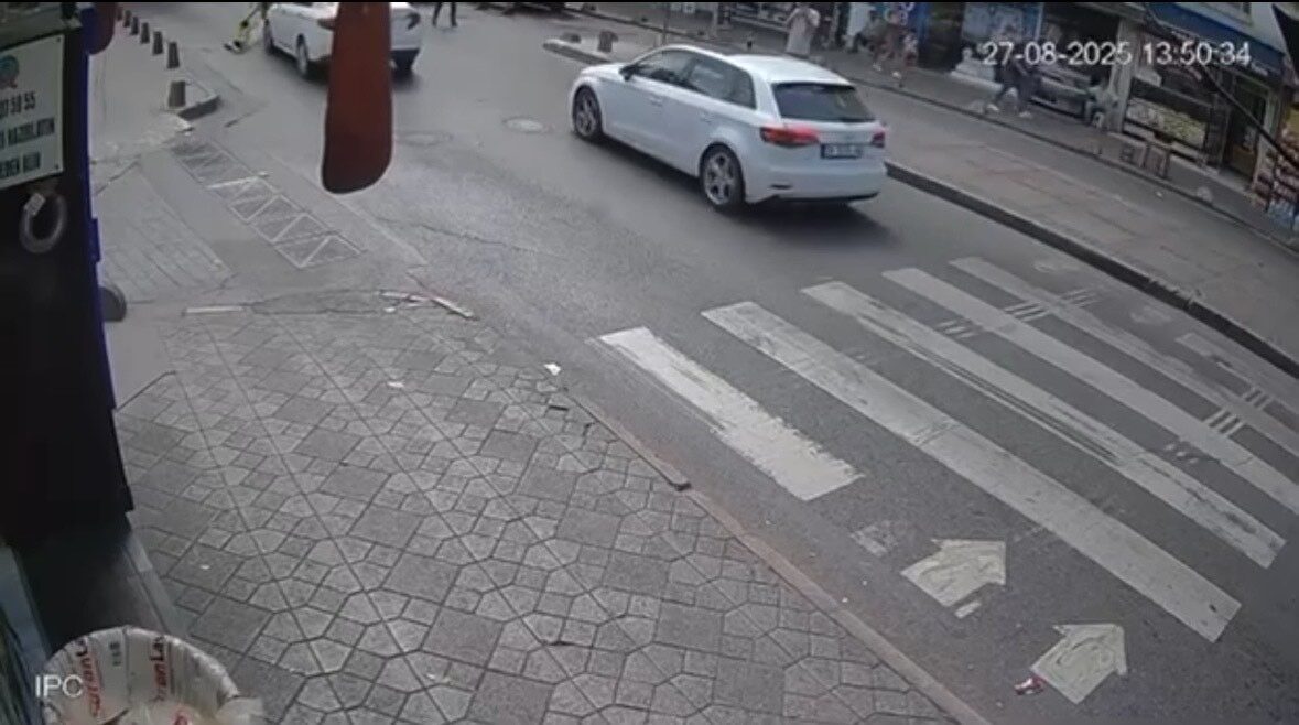 İstanbul Beyoğlu’nda karşıdan karşıya geçmek isteyen dede ve torununa otomobil