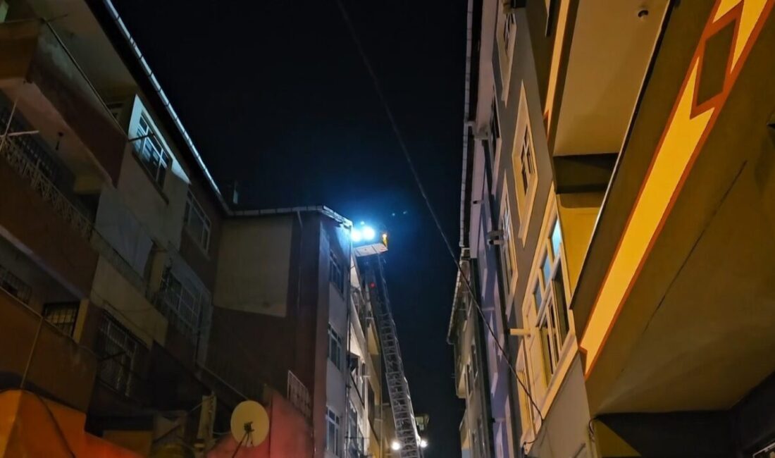 Beyoğlu’nda bir binanın çatısında patlama meydana geldi. Tüpten kaynaklandığı iddia