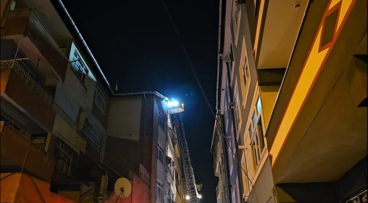 Beyoğlu’nda bir binanın çatısında patlama meydana geldi. Tüpten kaynaklandığı iddia